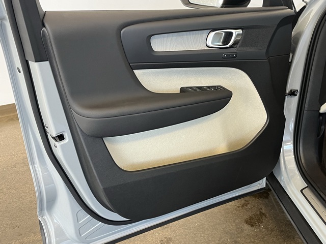 2025 Volvo XC40 Plus photo 14