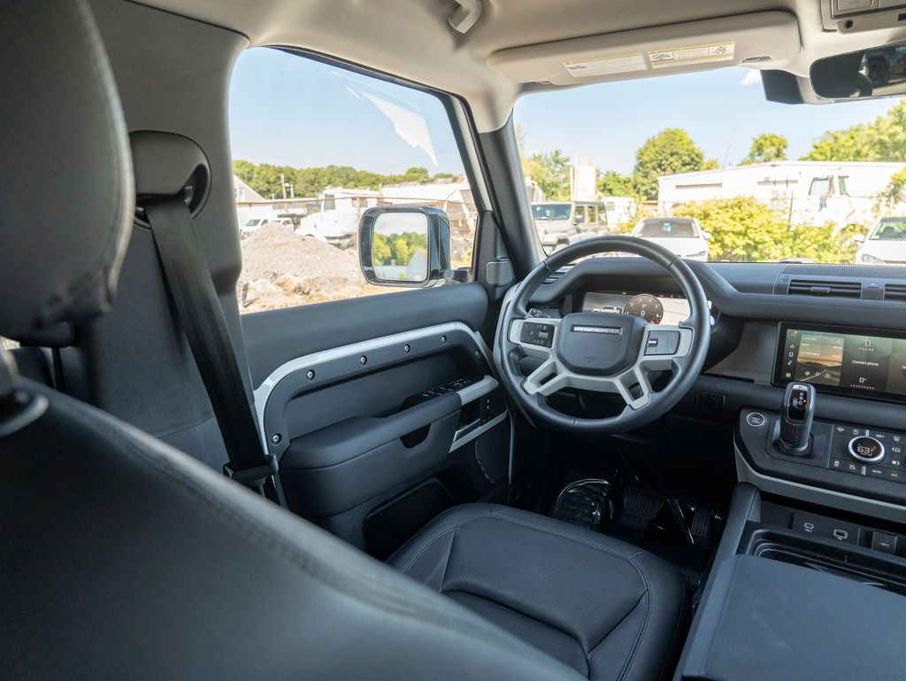 2024 Land Rover Defender 110 S photo 17