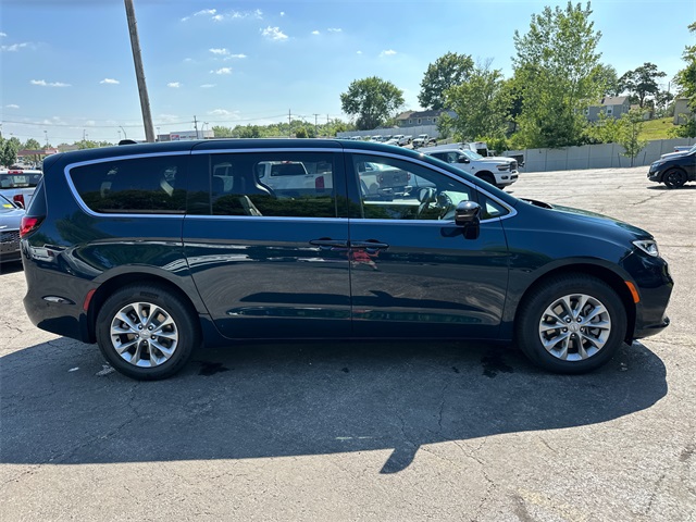 2025 Chrysler Pacifica photo 5