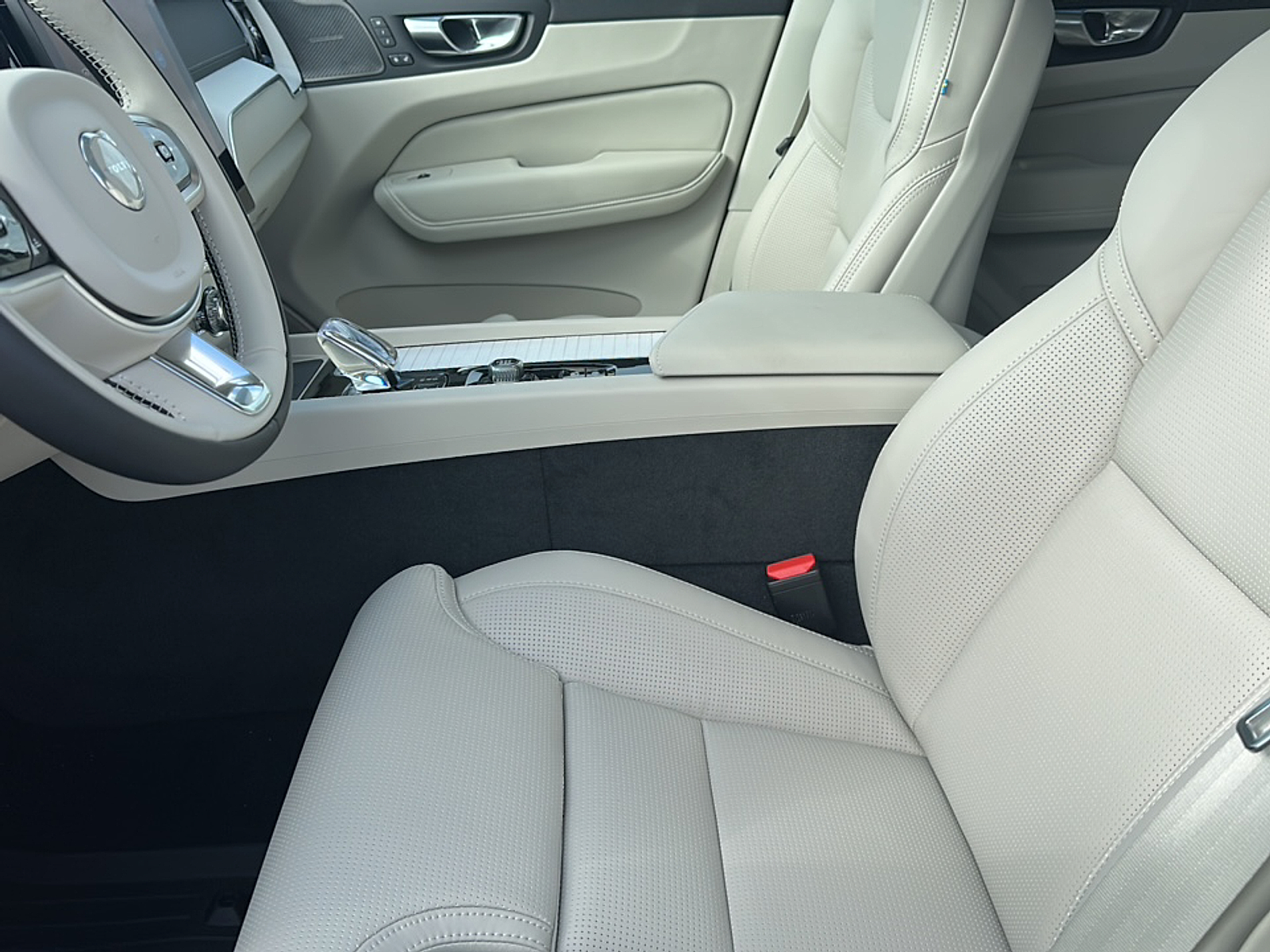 2026 Volvo XC60 T8 photo 2