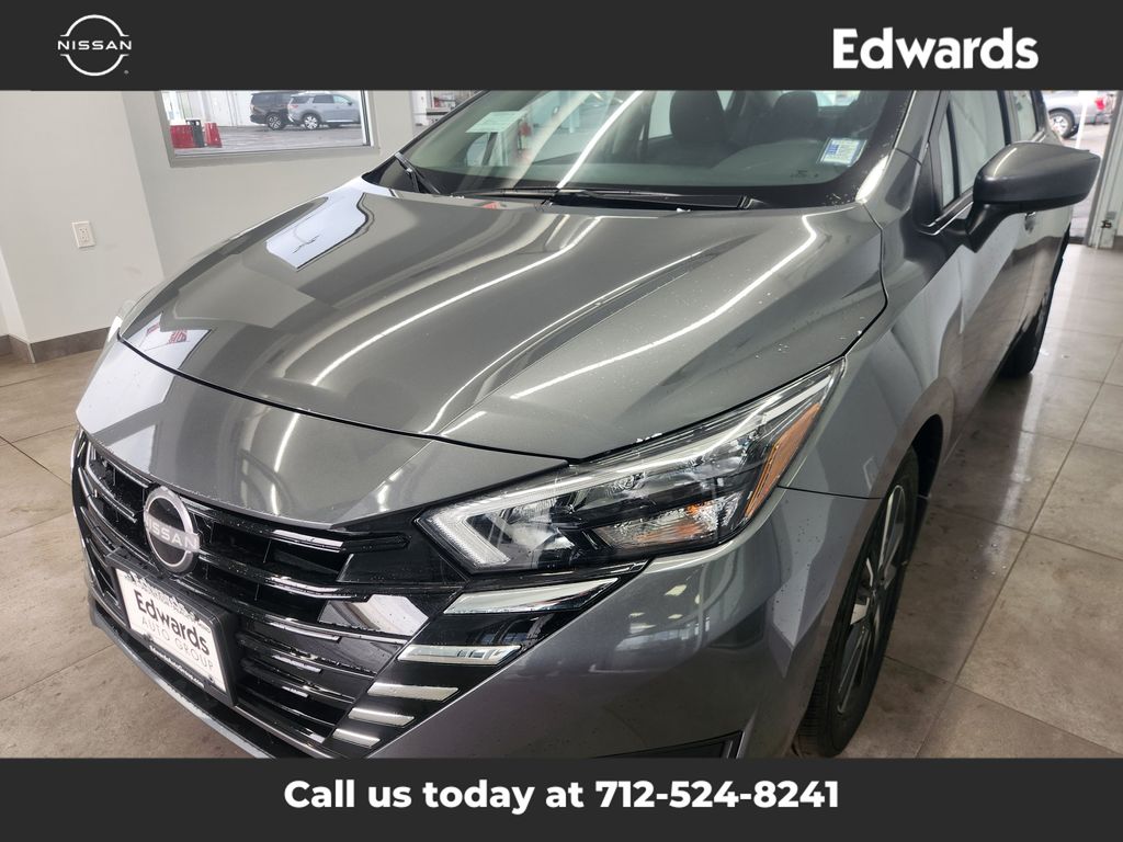 2025 Nissan Versa SV photo 4