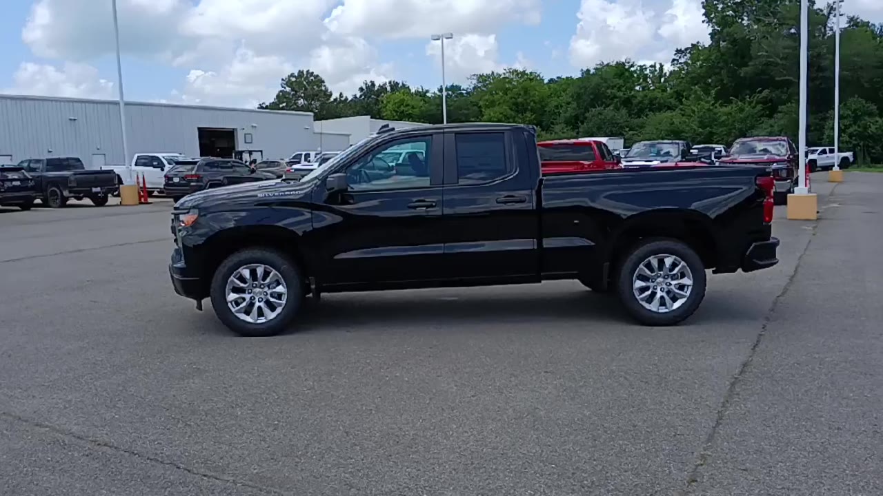 2025 Chevrolet Silverado 1500 Custom photo 5