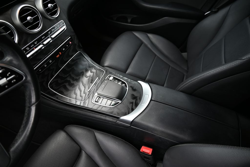 2021 Mercedes Benz GLC 300 photo 18