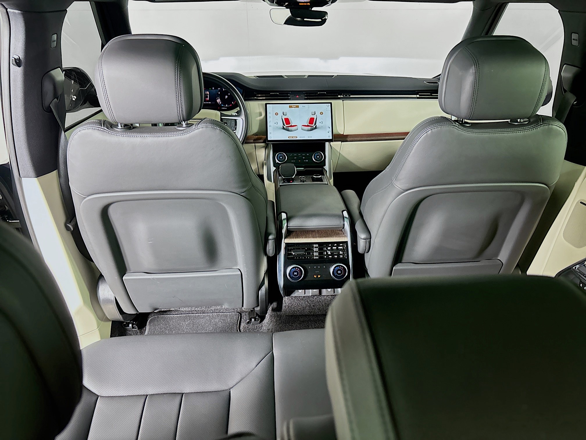 2023 Land Rover Range Rover SE photo 24