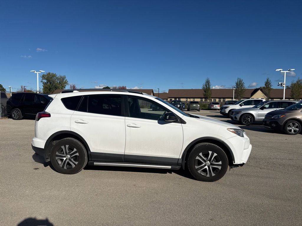 2017 Toyota RAV4 LE photo 4