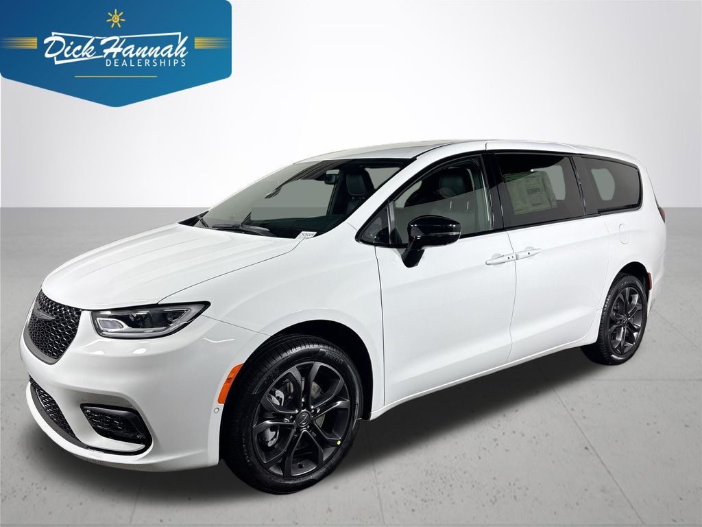 2026 Chrysler Pacifica Select's photo