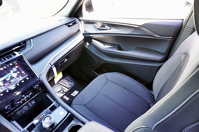 New 2024 Bright White Clear-Coat Exterior Paint Jeep Laredo image 25