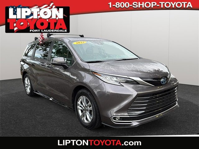 2022 Toyota Sienna Limited's photo