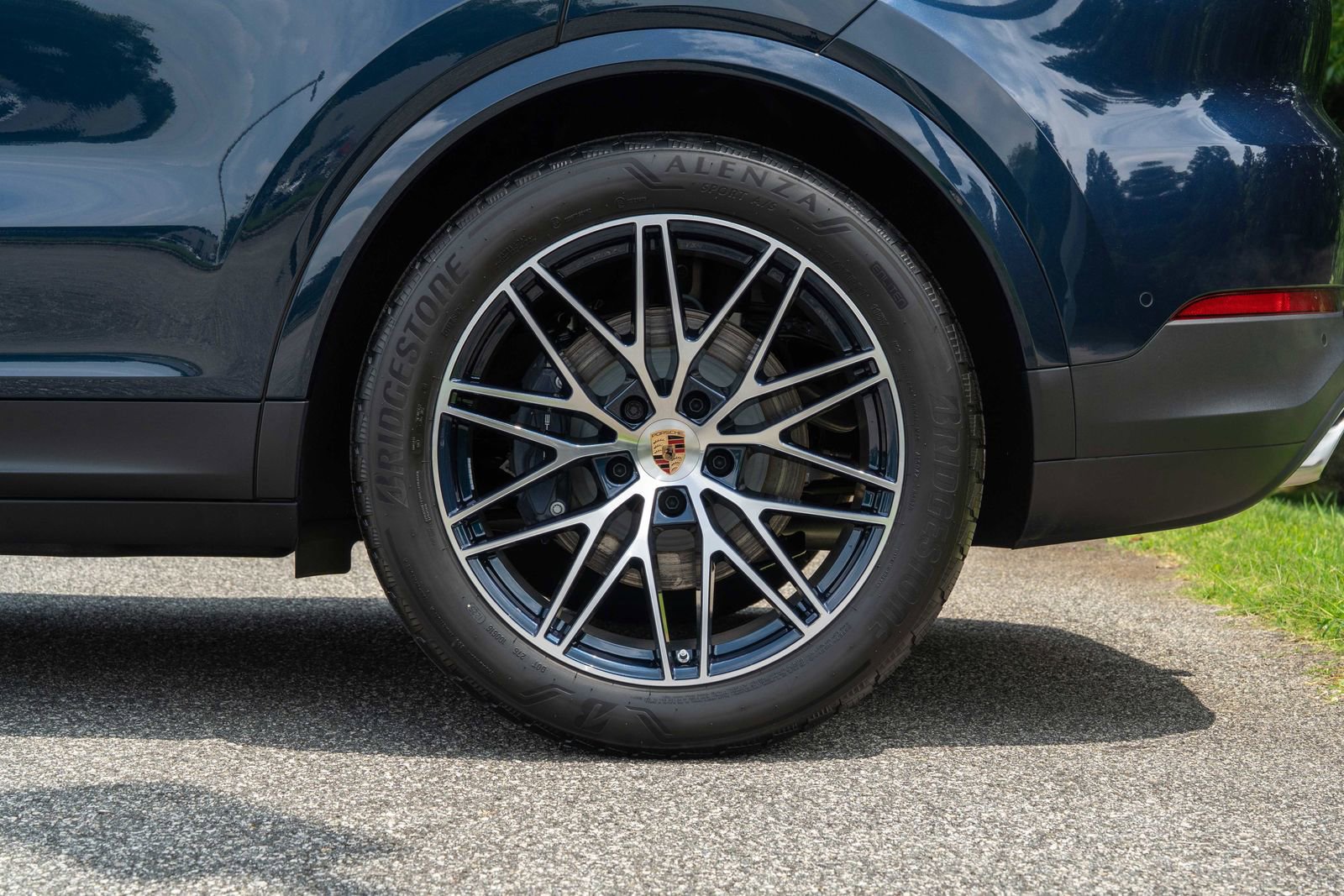 2025 Porsche Cayenne Base photo 12