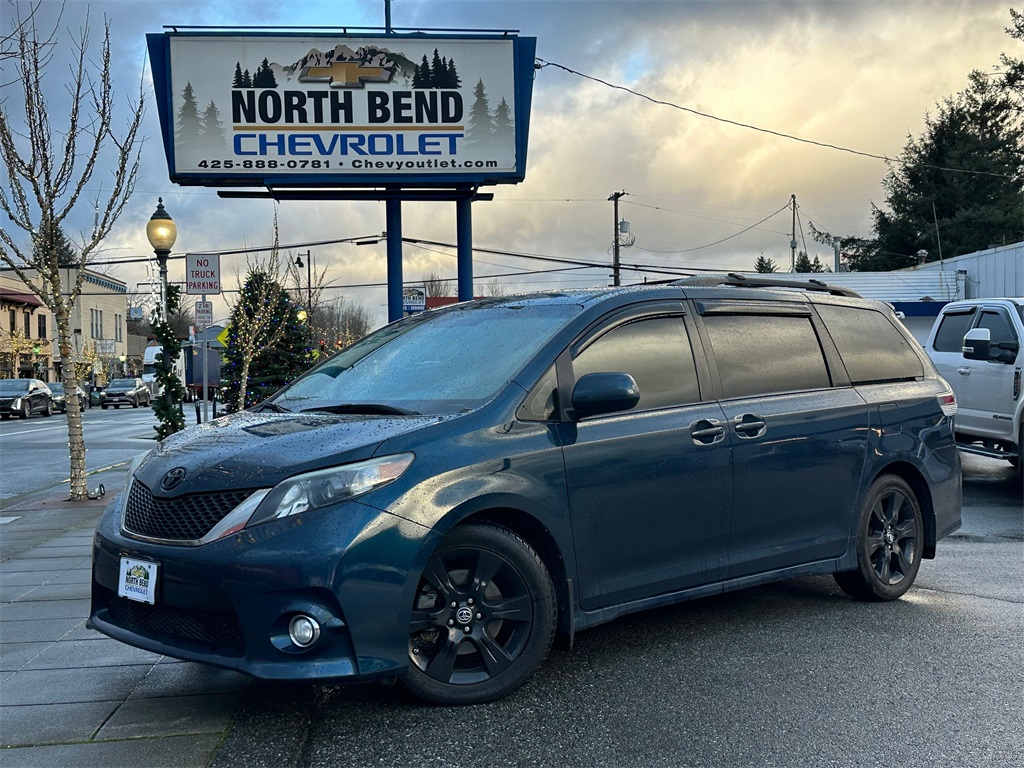 2011 Toyota Sienna SE's photo