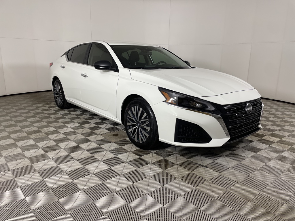 2025 Nissan Altima SV photo 2