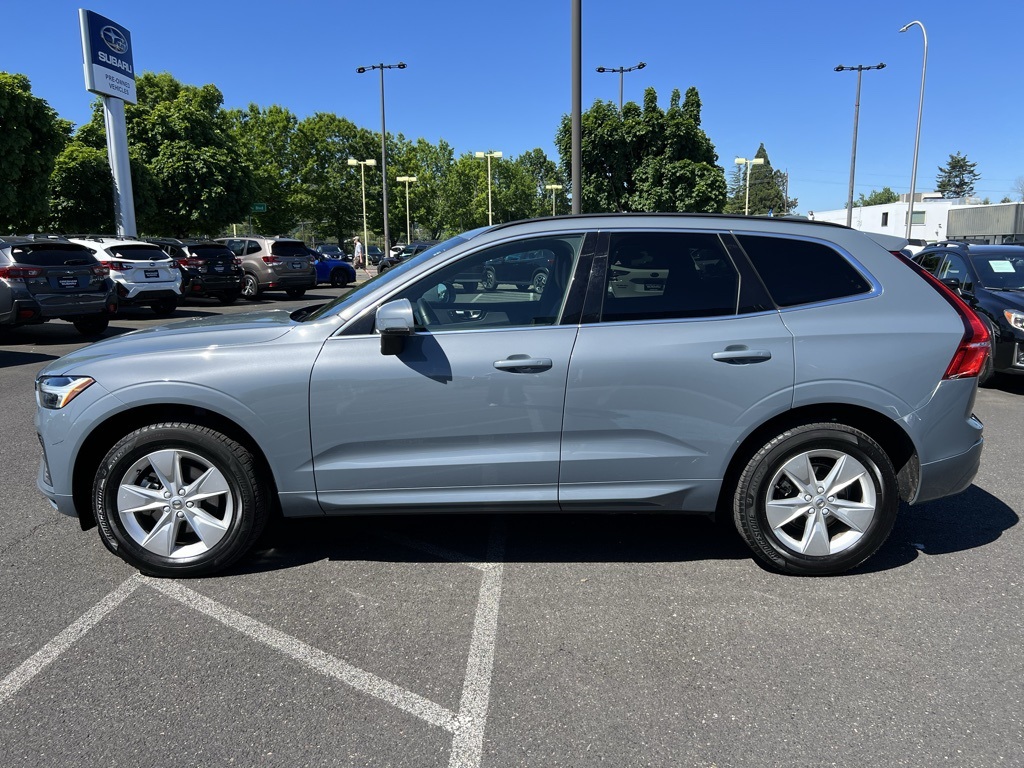 2022 Volvo XC60 B5 Momentum photo 2
