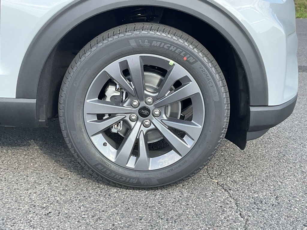 2025 Ford Explorer photo 23