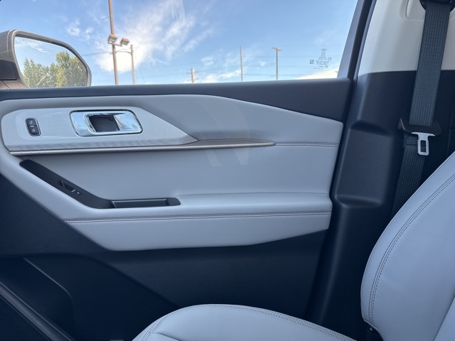 2025 Ford Explorer photo 38