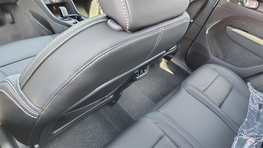 2026 Volvo XC40 Core photo 24