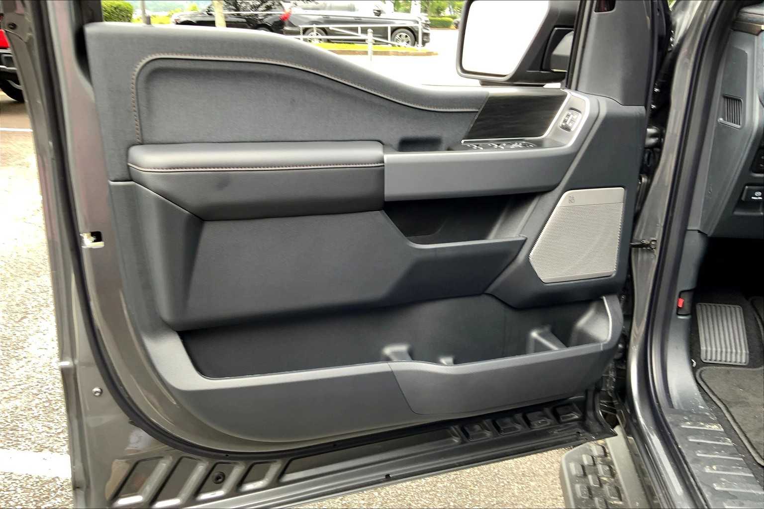 2025 Ford F-150 Lightning Lariat photo 10