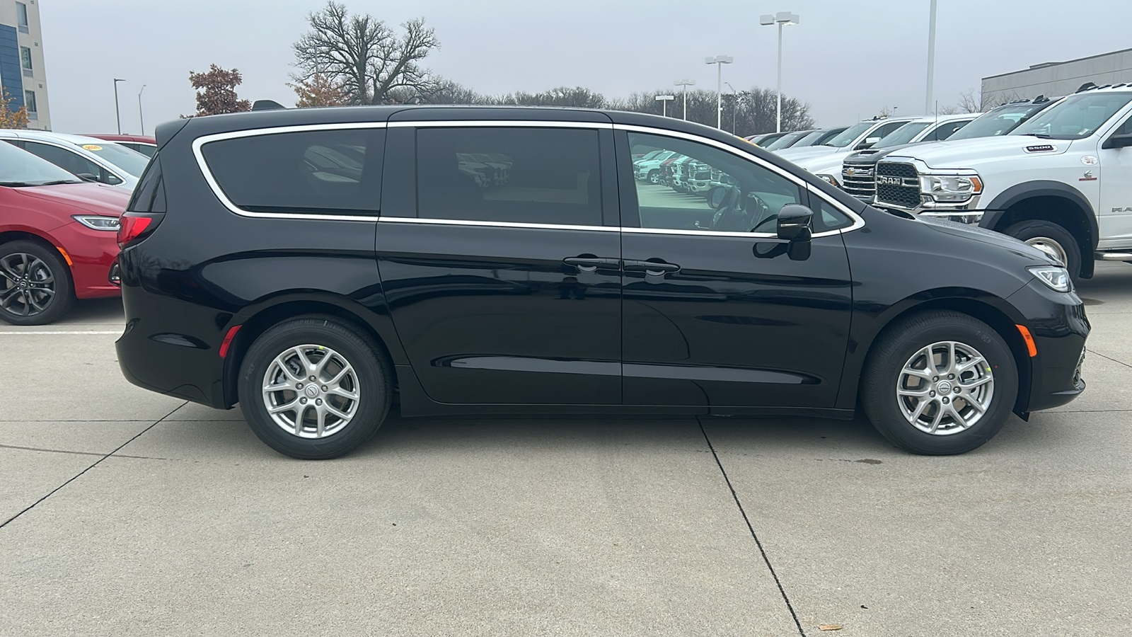 2026 Chrysler Pacifica photo 2