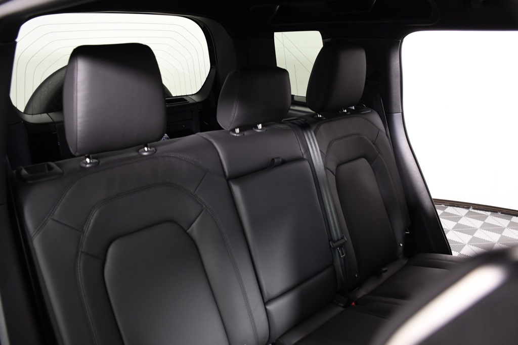 2025 Land Rover Defender 110 X-Dynamic SE photo 23