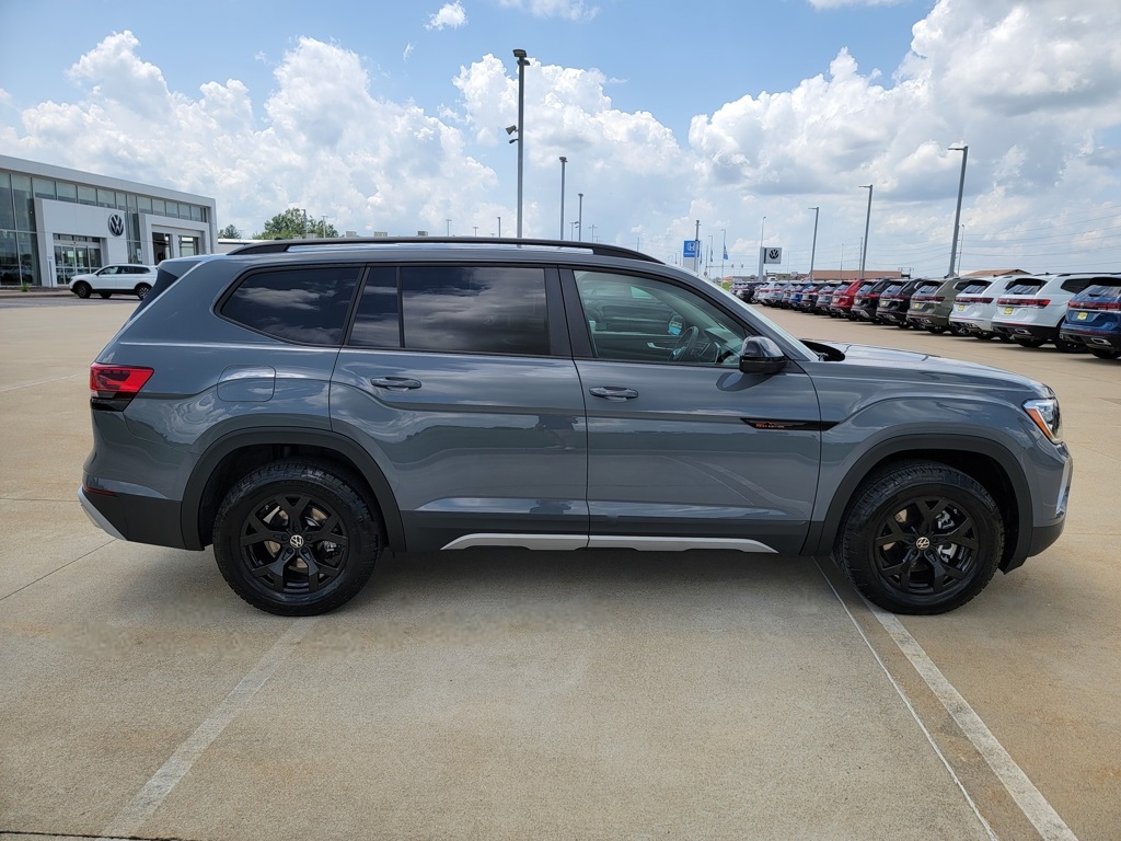 2025 Volkswagen Atlas Peak Edition SE photo 8