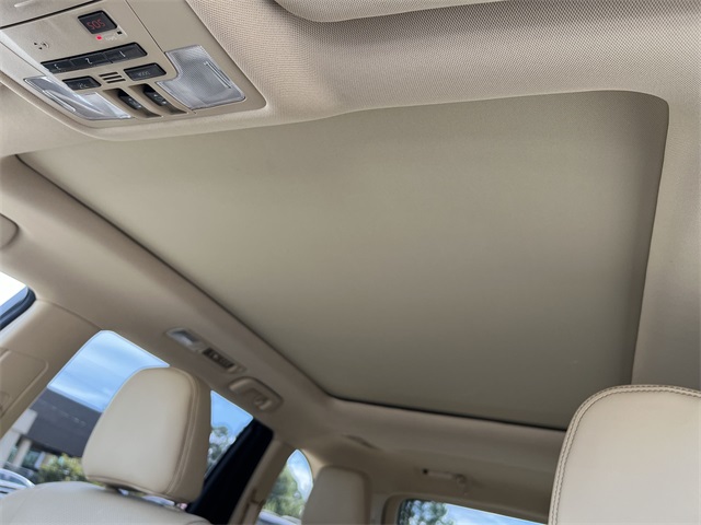 2017 Toyota Highlander Limited Platinum photo 2