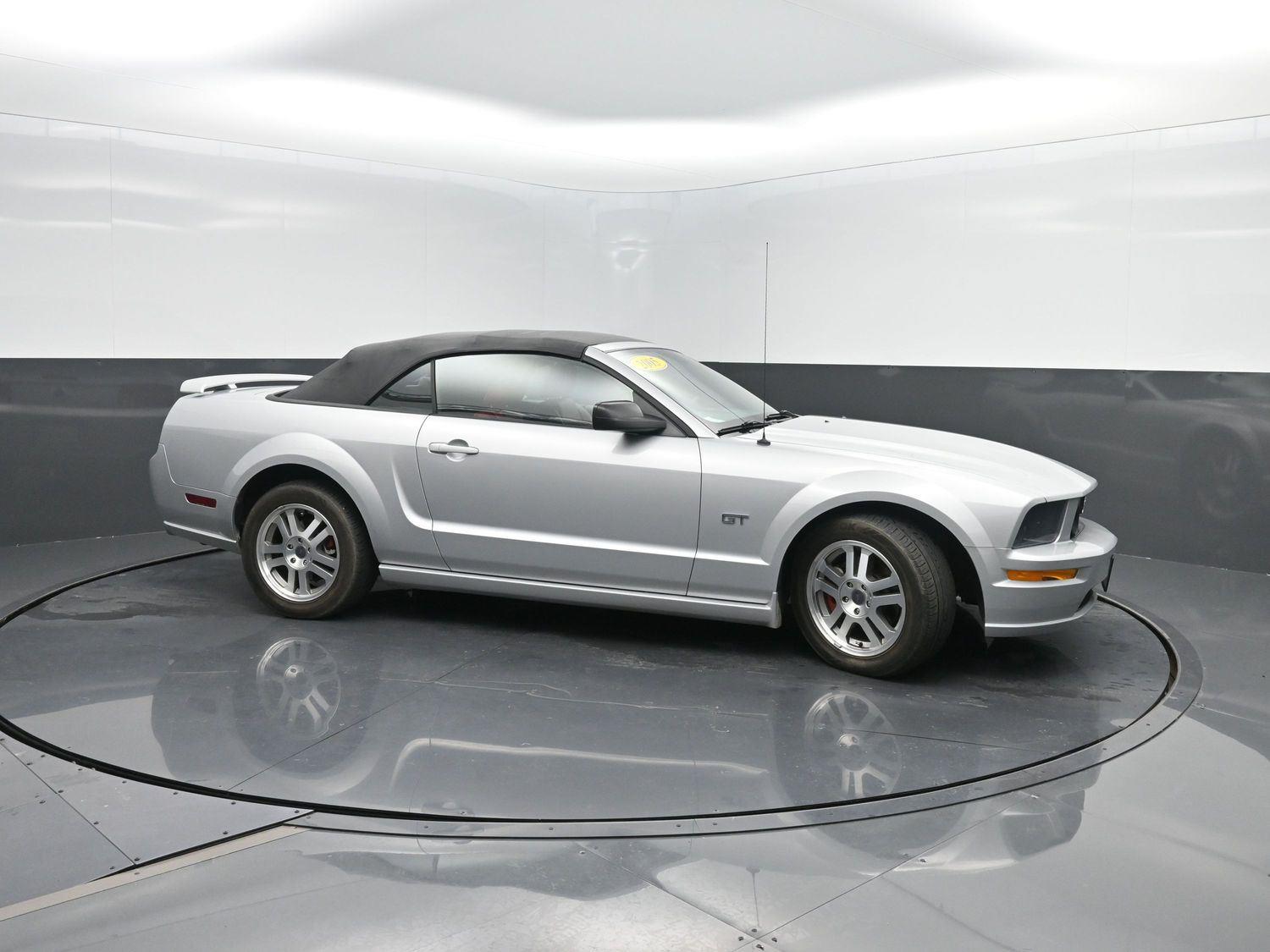 2005 Ford Mustang GT Premium photo 3