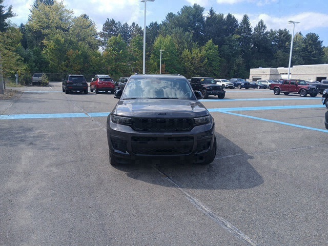 2023 Jeep Grand Cherokee Altitude photo 2