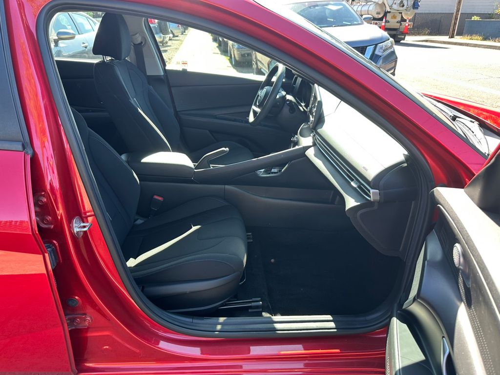 2023 Hyundai Elantra SEL photo 22
