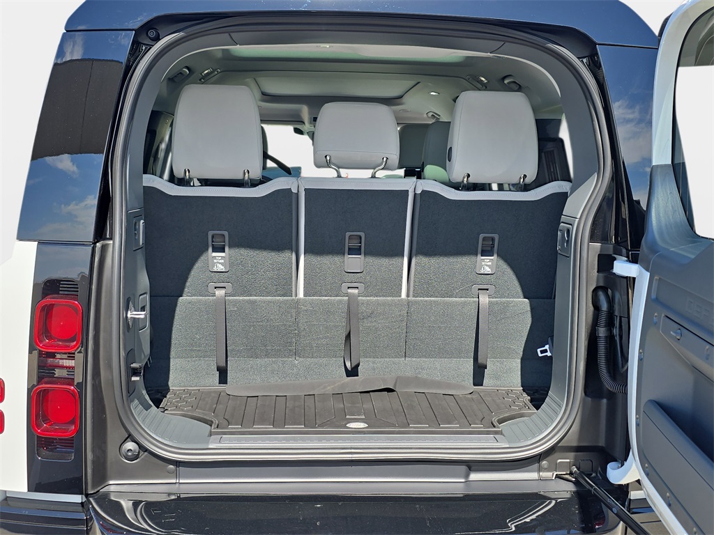 2025 Land Rover Defender 130 X-Dynamic SE photo 13
