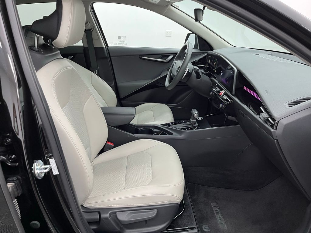 2023 Kia Niro EX photo 23
