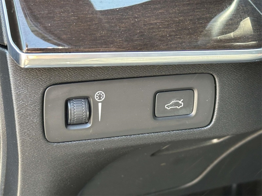 2019 Volvo XC90 T6 Momentum photo 27