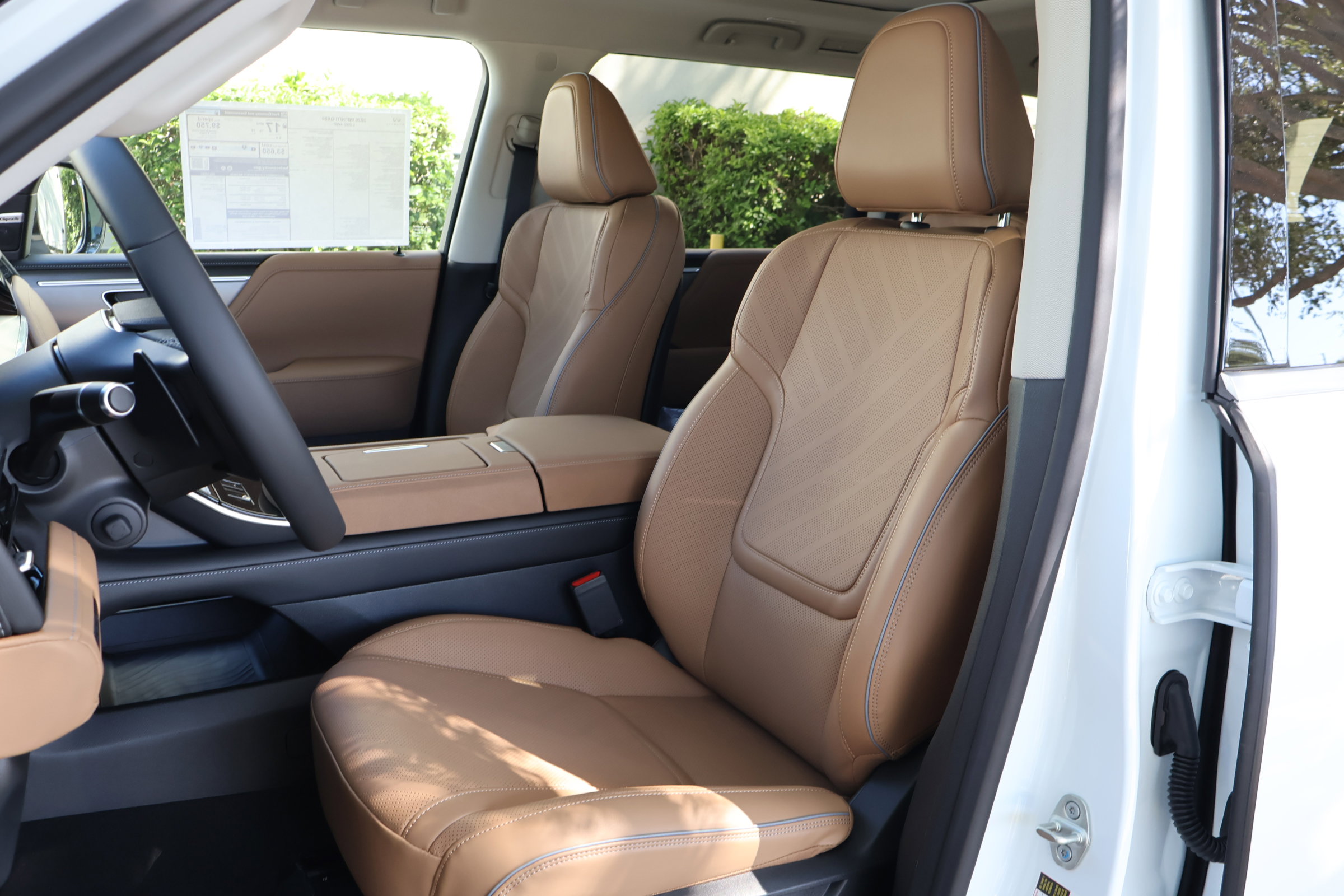 2026 Infiniti QX80 Luxe photo 2