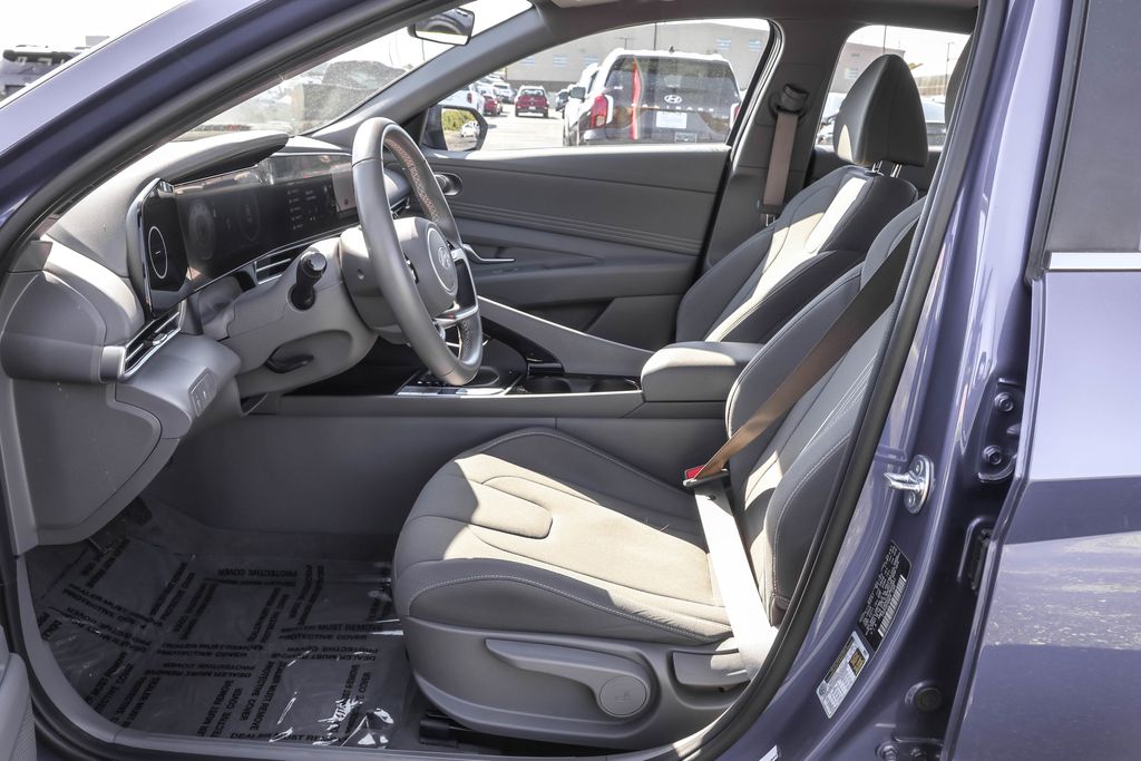 2025 Hyundai Elantra SEL Convenience photo 4