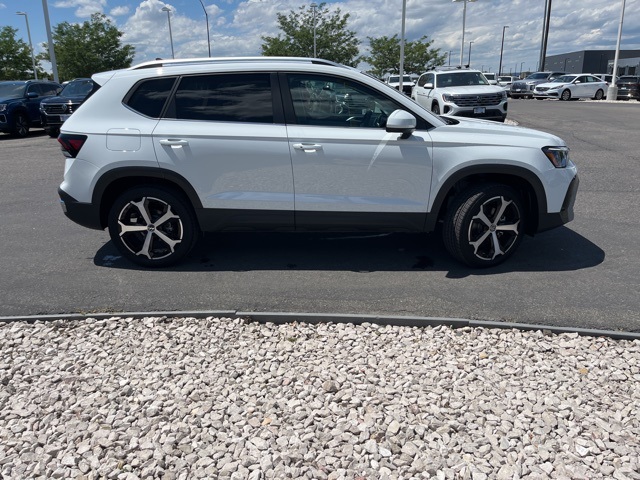 2025 Volkswagen Taos SEL photo 5