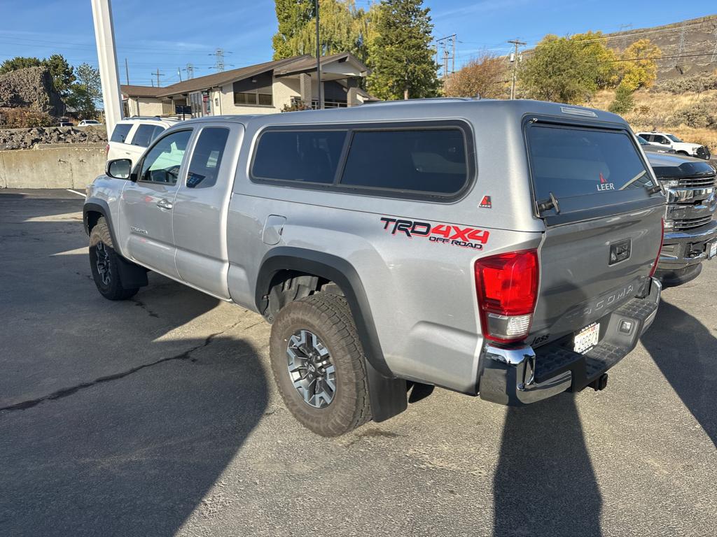 2017 Toyota Tacoma SR5 TRD Sport photo 2
