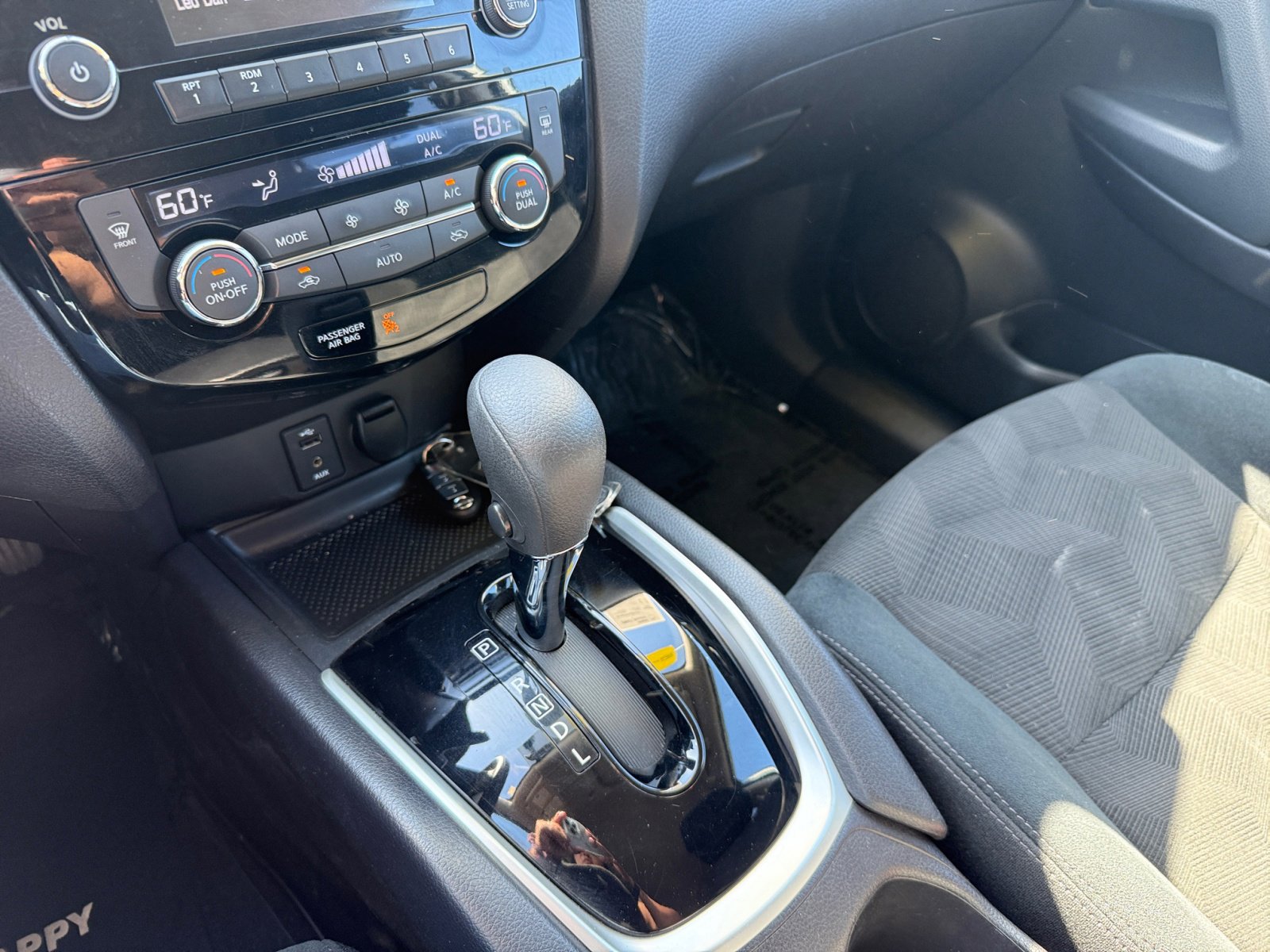 2015 Nissan Rogue SV photo 13