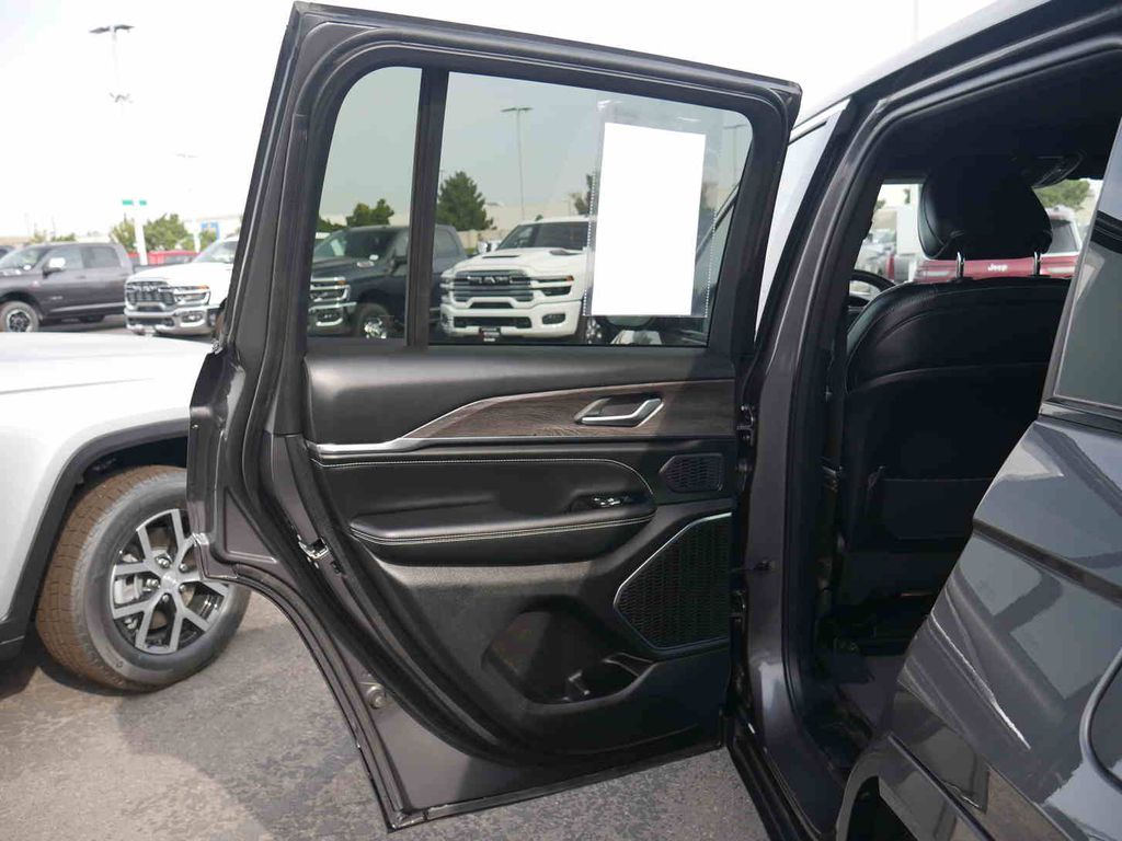 2024 Jeep Grand Cherokee Overland photo 11