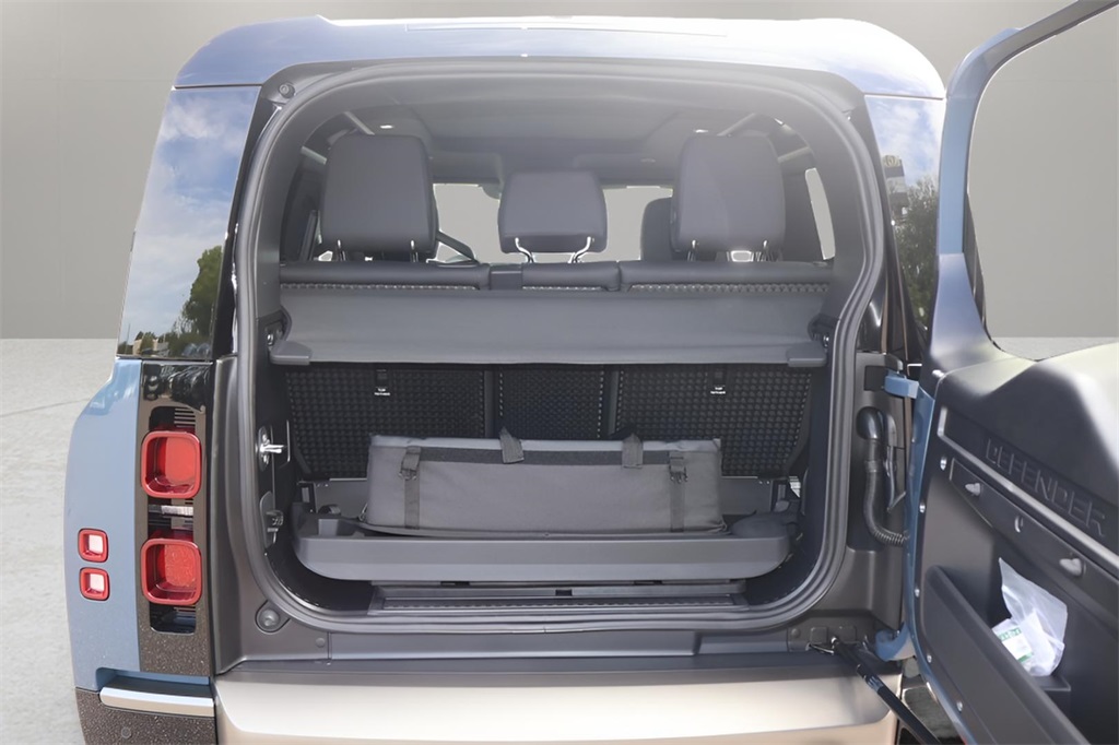 2025 Land Rover Defender 90 X-Dynamic SE photo 16