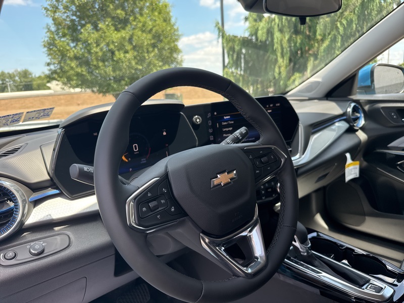 2025 Chevrolet Trax LT photo 9