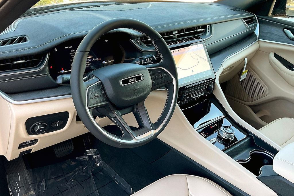 2025 Jeep Grand Cherokee Limited photo 11