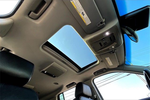 2015 Chevrolet Suburban LT photo 27