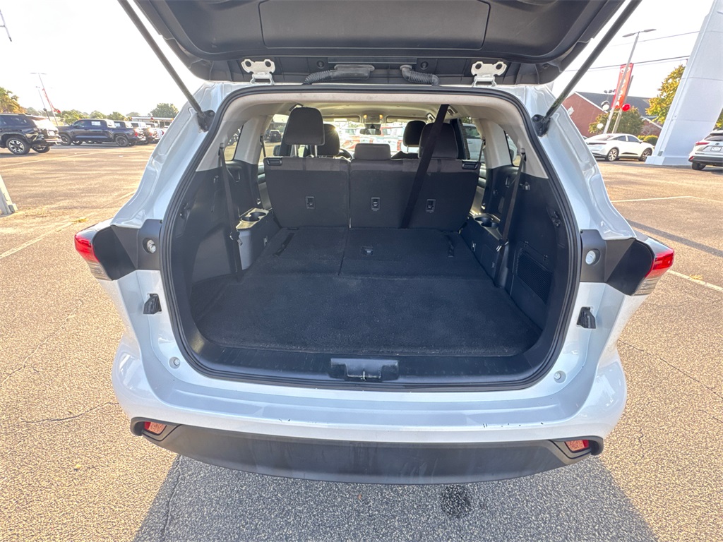 2023 Toyota Highlander L photo 17