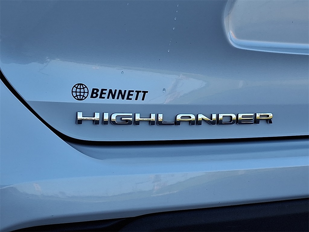 2022 Toyota Highlander Hybrid LE photo 24