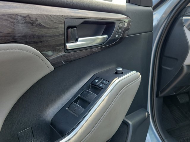 2020 Toyota Highlander Platinum photo 18