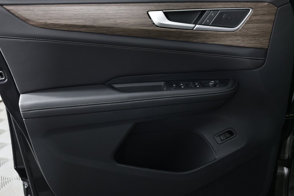 2025 Volkswagen Atlas SEL photo 3