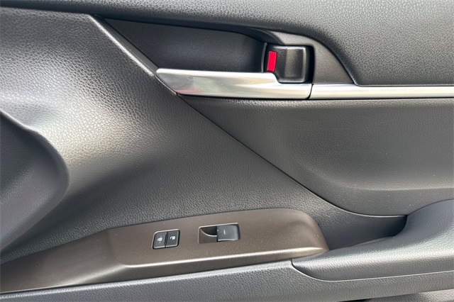 2022 Toyota Camry Hybrid LE photo 18