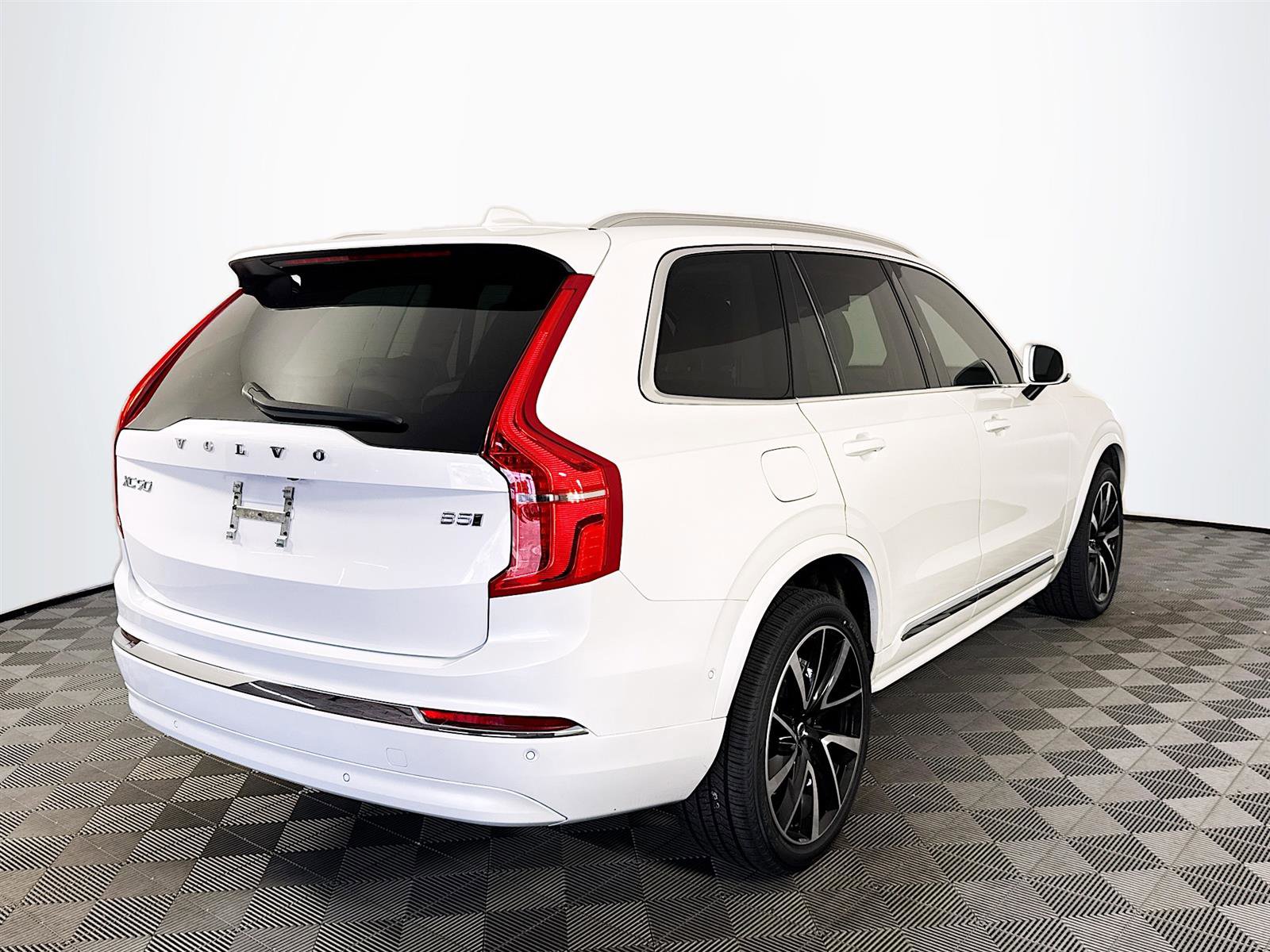 2023 Volvo XC90 B5 AWD Plus photo 3