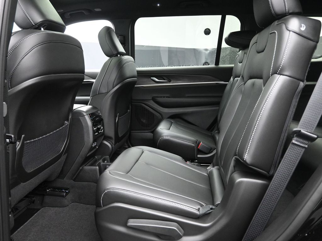 2025 Jeep Grand Cherokee Limited photo 9