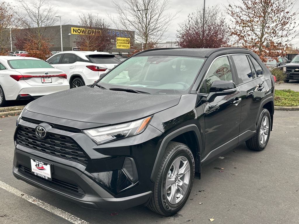 2025 Toyota RAV4 XLE photo 4