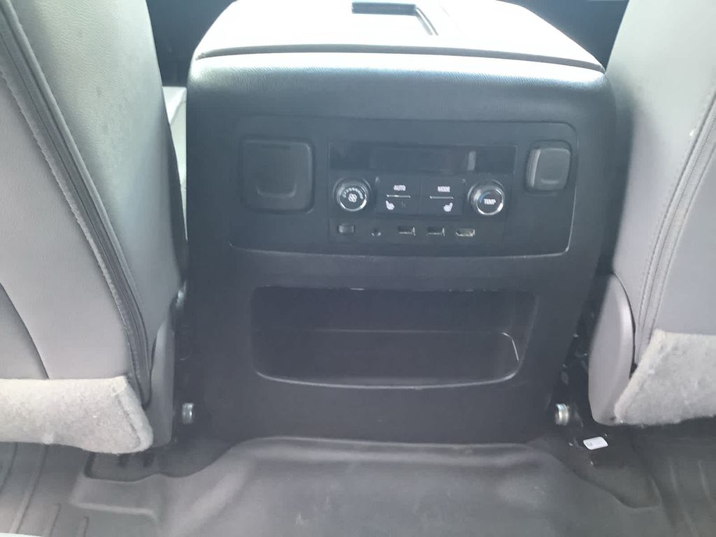 2019 Chevrolet Suburban LT photo 32