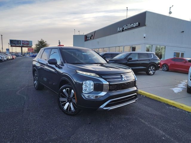 2026 Mitsubishi Outlander SE's photo